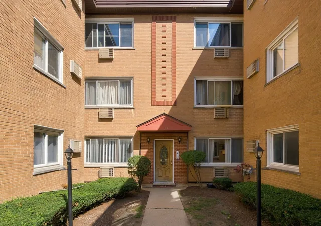 Photo 3 of Condo for sale at 1626 W Greenleaf Ave #1E, Chicago, IL 60626 | MLS# 12759690 | Listing updated on 2026-09-22
