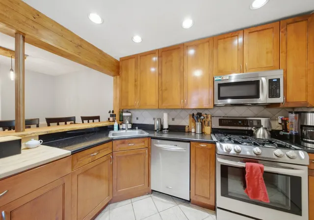 Photo 4 of Condo for sale at 1626 W Greenleaf Ave #1E, Chicago, IL 60626 | MLS# 12759690 | Listing updated on 2026-09-22