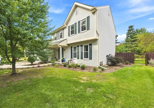 Photo 2 of Single family home for sale at 626 Highbury Ln, Geneva, IL 60134 | MLS# 12759709 | Listing updated on 2026-09-21
