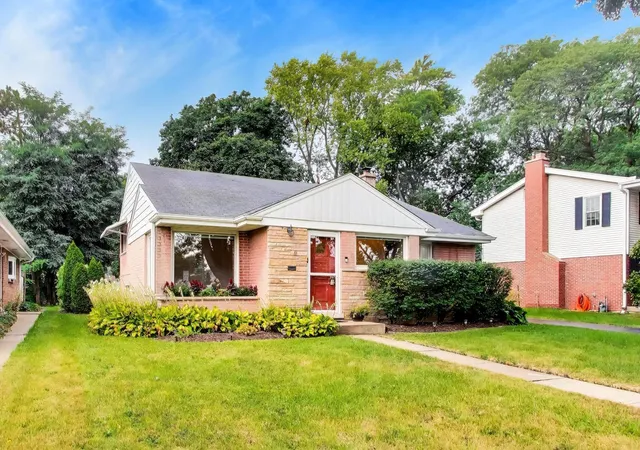 Photo 2 of Sale Pending at 108 S Mount Prospect Rd, Mount Prospect, IL 60056 | MLS# 12759728 | Listing updated on 2026-09-23