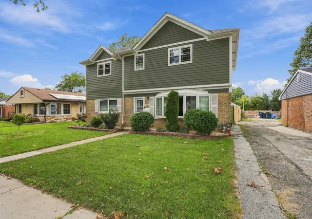 Photo 3 of Single family home for sale at 9808 S Maplewood Ave, Evergreen Park, IL 60805 | MLS# 12759735 | Listing updated on 2026-09-21