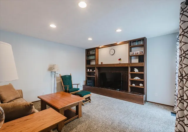 Photo 4 of Single family home for sale at 20 Independence Sq, Bloomington, IL 61704 | MLS# 12759736 | Listing updated on 2026-10-05