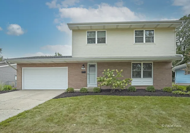 Photo 1 of Single family home for sale at 1713 Oak St, St. Charles, IL 60174 | MLS# 12759760 | Listing updated on 2026-09-21