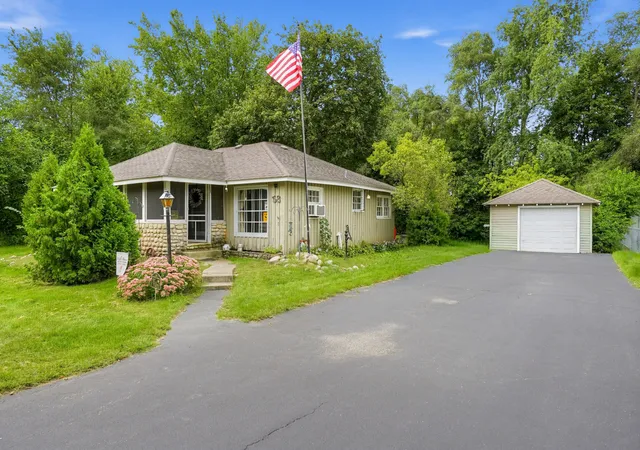 Photo 2 of Single family home for sale at 58 Woodbine Dr, Crystal Lake, IL 60014 | MLS# 12759764 | Listing updated on 2026-10-07
