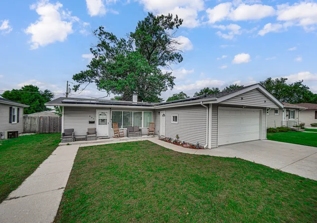 Photo 2 of Single family home for sale at 809 Westshire Dr, Joliet, IL 60435 | MLS# 12759769 | Listing updated on 2026-09-30