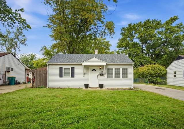 Photo 2 of Single family home for sale at 211 S Hammes Ave, Joliet, IL 60436 | MLS# 12759803 | Listing updated on 2026-09-21