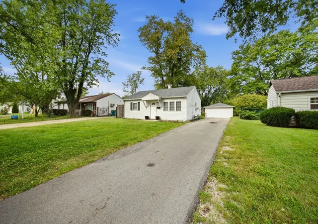 Photo 3 of Single family home for sale at 211 S Hammes Ave, Joliet, IL 60436 | MLS# 12759803 | Listing updated on 2026-09-21