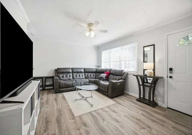 Photo 4 of Single family home for sale at 211 S Hammes Ave, Joliet, IL 60436 | MLS# 12759803 | Listing updated on 2026-09-21