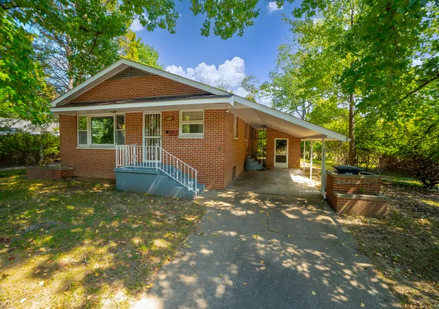 Photo 1 of Single family home for sale at 701 S Benwood Dr, Carbondale, IL 62901 | MLS# 12759811 | Listing updated on 2026-09-22