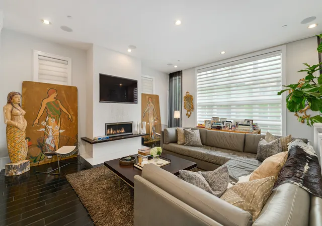 Photo 2 of Single family home for sale at 707 W Gordon Ter, Chicago, IL 60613 | MLS# 12759815 | Listing updated on 2026-09-21