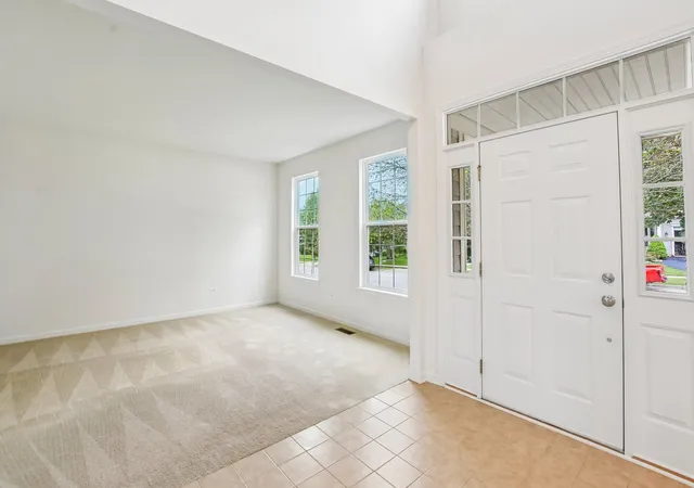 Photo 4 of Single family home for sale at 586 Wexford Dr, Elgin, IL 60124 | MLS# 12759816 | Listing updated on 2026-09-24