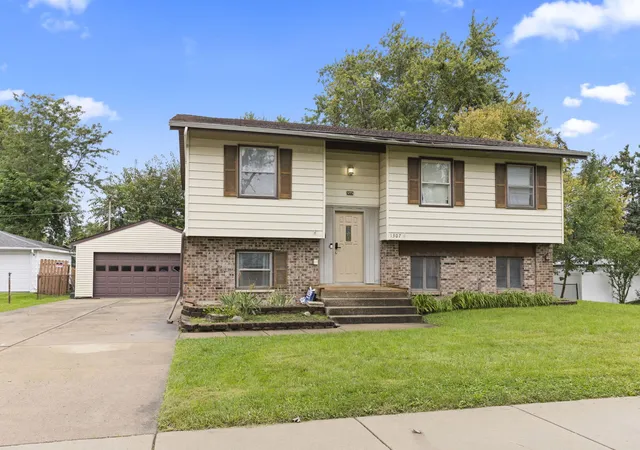Photo 2 of Single family home for sale at 1307 Edgerton Dr, Joliet, IL 60435 | MLS# 12759826 | Listing updated on 2026-10-07