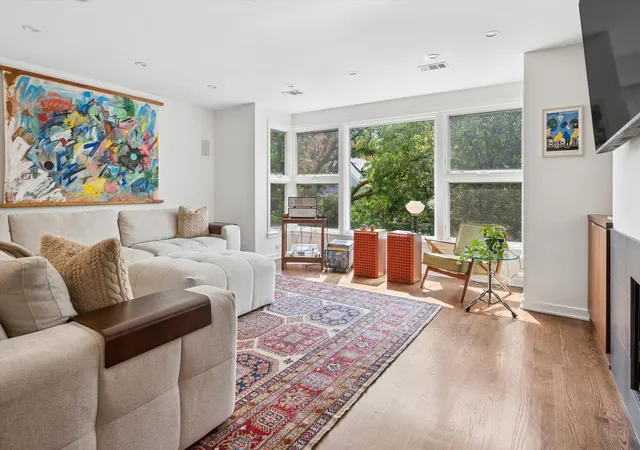 Photo 2 of Condo for sale at 916 W Fletcher St #C, Chicago, IL 60657 | MLS# 12759851 | Listing updated on 2026-09-22