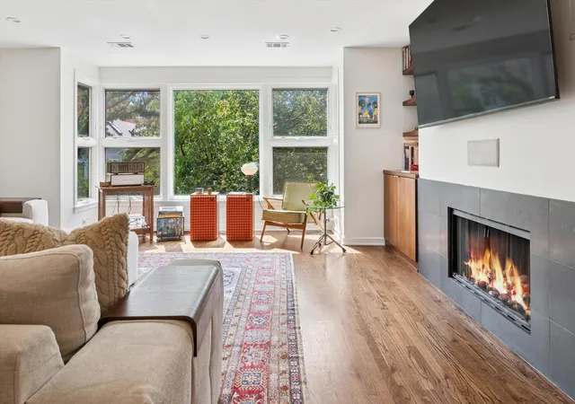 Photo 3 of Condo for sale at 916 W Fletcher St #C, Chicago, IL 60657 | MLS# 12759851 | Listing updated on 2026-09-22
