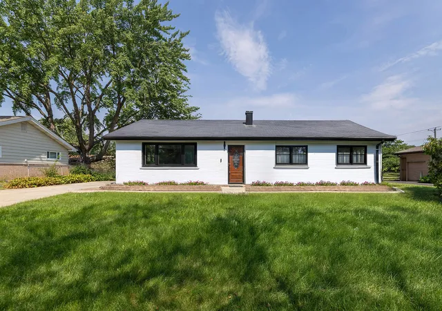 Photo 1 of Single family home for sale at 20 Maricopa Ln, Hoffman Estates, IL 60169 | MLS# 12759876 | Listing updated on 2026-09-21