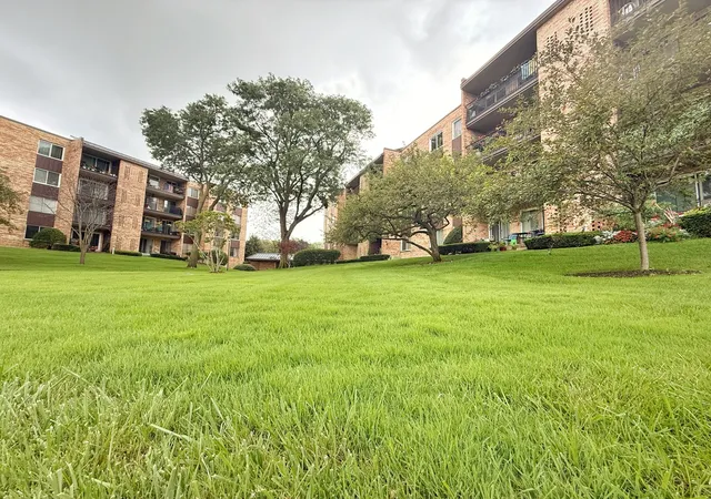 Photo 2 of Condo for sale at 502 W Huntington Cmns Rd #438, Mount Prospect, IL 60056 | MLS# 12759904 | Listing updated on 2026-09-21