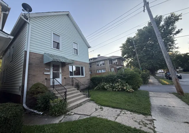 Photo 1 of Single family home for sale at 2527 Oak St, Blue Island, IL 60406 | MLS# 12759926 | Listing updated on 2026-09-21