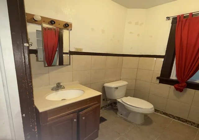 Photo 3 of Single family home for sale at 2527 Oak St, Blue Island, IL 60406 | MLS# 12759926 | Listing updated on 2026-09-21