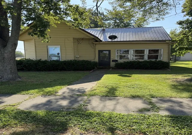 Photo 1 of Sale Pending at 702 Penina St, Pinckneyville, IL 62274 | MLS# 12759942 | Listing updated on 2026-10-03