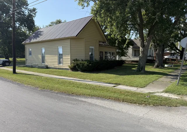 Photo 3 of Sale Pending at 702 Penina St, Pinckneyville, IL 62274 | MLS# 12759942 | Listing updated on 2026-10-03