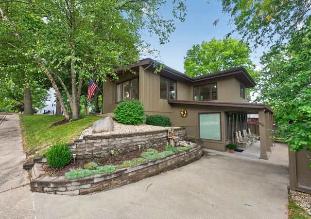 Photo 3 of Single family home for sale at 816 Sinnissippi Ave, Dixon, IL 61021 | MLS# 12759944 | Listing updated on 2026-10-03