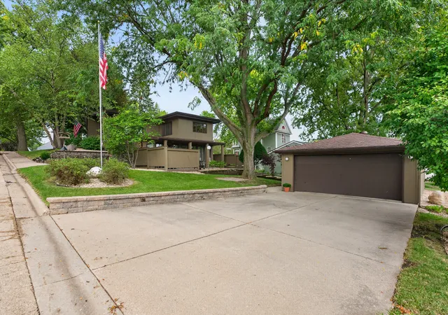 Photo 3 of Single family home for sale at 816 Sinnissippi Ave, Dixon, IL 61021 | MLS# 12759944 | Listing updated on 2026-10-03