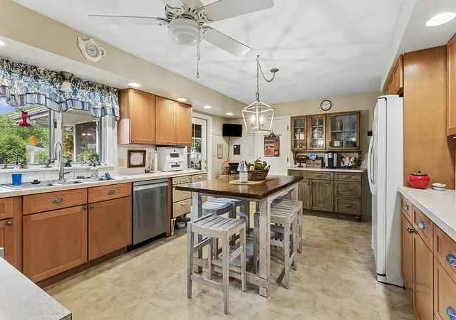 Photo 4 of Single family home for sale at 1006 Maitland Dr, Lockport, IL 60441 | MLS# 12759966 | Listing updated on 2026-09-17