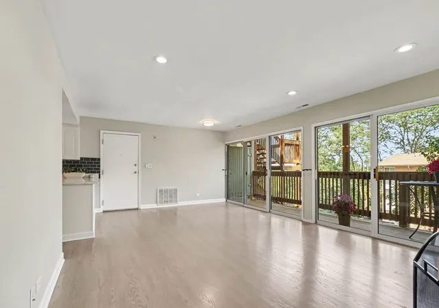 Listing Photo 4 - Condo for sale in building located at 5809 Oakwood Dr, Lisle, IL 60532 - Unit #D