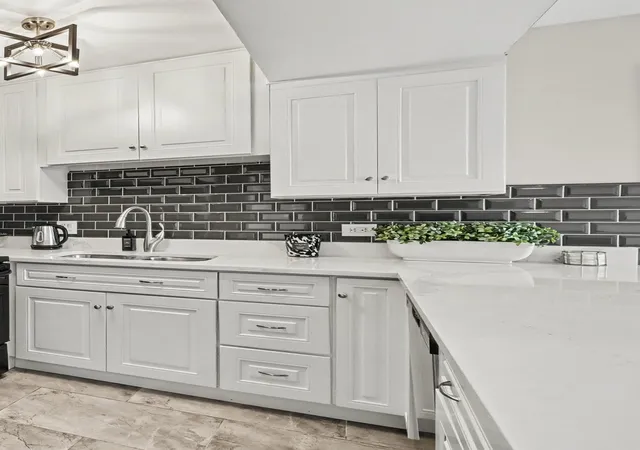 Listing Photo 5 - Condo for sale in building located at 5809 Oakwood Dr, Lisle, IL 60532 - Unit #D
