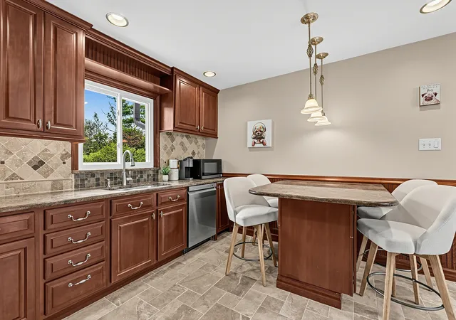 Photo 4 of Single family home for sale at 28 Ashlawn Ave, Oswego, IL 60543 | MLS# 12760012 | Listing updated on 2026-10-01