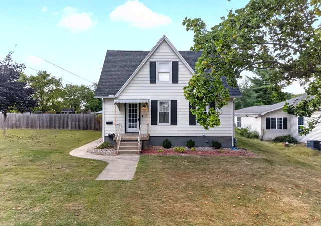 Photo 3 of Single family home for sale at 1008 Painter St, Streator, IL 61364 | MLS# 12760018 | Listing updated on 2026-09-23