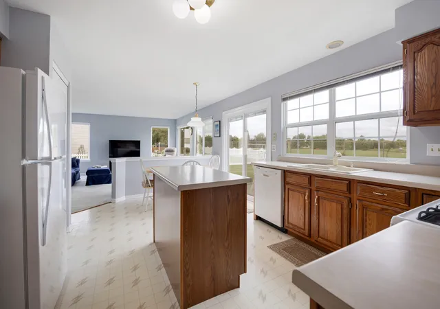 Photo 4 of Single family home for sale at 677 Linden Dr, Carol Stream, IL 60188 | MLS# 12760038 | Listing updated on 2026-09-24