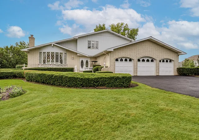 Photo 2 of Single family home for sale at 15433 W 163rd Street, Homer Glen, IL 60491 | MLS# 12760043 | Listing updated on 2026-09-29