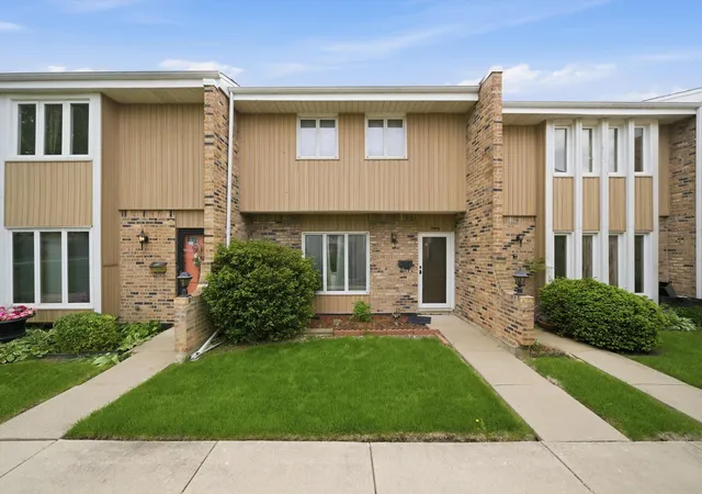 Townhouse for sale at 20 Ottawa Ct, Justice, IL 60458 | MLS# 12760055