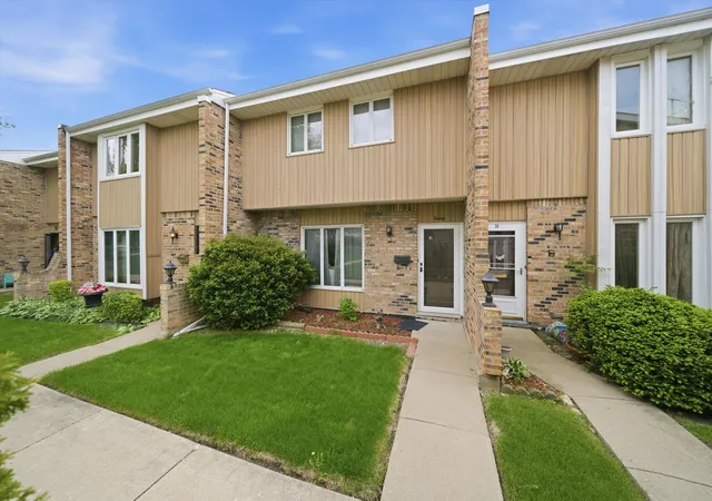 Photo 2 of Townhouse for sale at 20 Ottawa Ct, Justice, IL 60458 | MLS# 12760055 | Listing updated on 2026-09-21