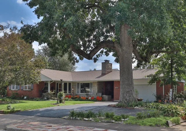 Photo 1 of Single family home for sale at 2330 Oak St, Quincy, IL 62301 | MLS# 12760078 | Listing updated on 2026-09-23