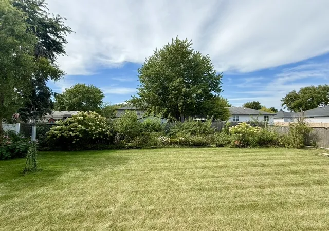 Photo 2 of Single family home for sale at 889 Redwood Dr, Elwood, IL 60421 | MLS# 12760104 | Listing updated on 2026-10-28