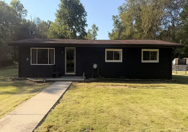 Photo 2 of Single family home for sale at 1001 Medlin Rd, Centralia, IL 62801 | MLS# 12760106 | Listing updated on 2026-09-16