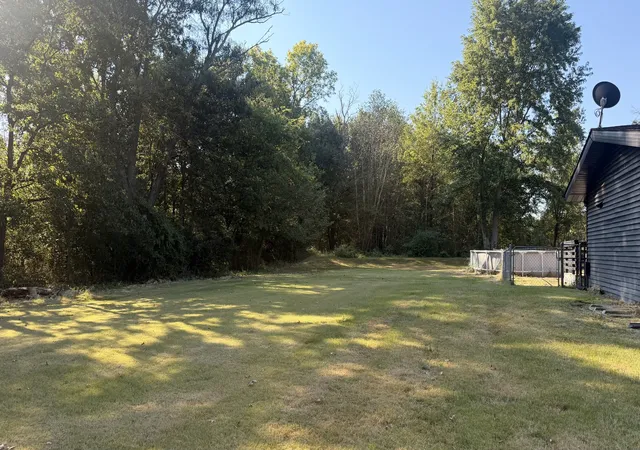 Photo 3 of Single family home for sale at 1001 Medlin Rd, Centralia, IL 62801 | MLS# 12760106 | Listing updated on 2026-09-16