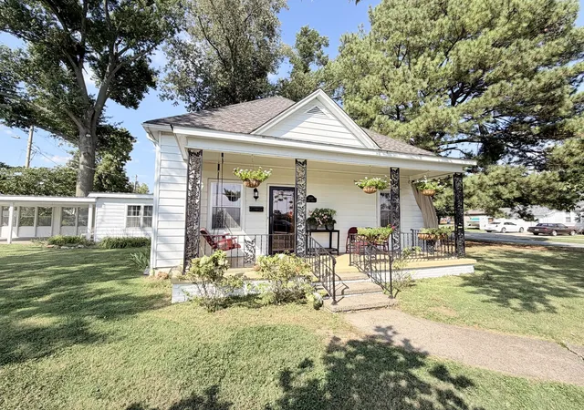 Photo 1 of Single family home for sale at 1300 Grant St, Eldorado, IL 62930 | MLS# 12760138 | Listing updated on 2026-10-21