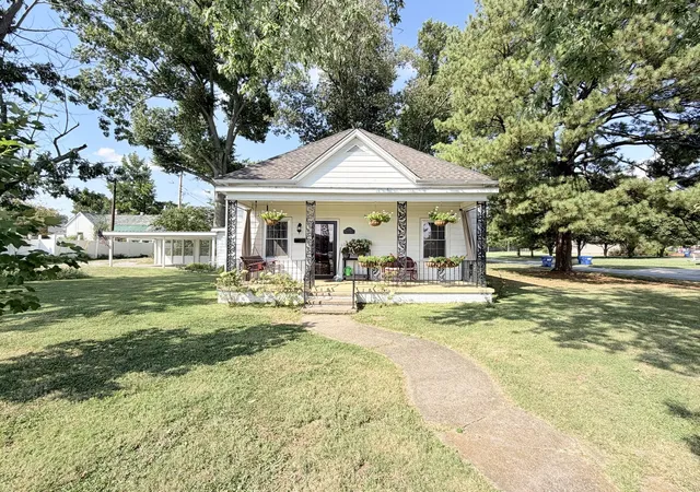 Photo 2 of Single family home for sale at 1300 Grant St, Eldorado, IL 62930 | MLS# 12760138 | Listing updated on 2026-10-21