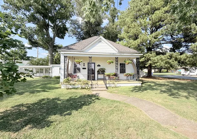 Photo 3 of Single family home for sale at 1300 Grant St, Eldorado, IL 62930 | MLS# 12760138 | Listing updated on 2026-10-21