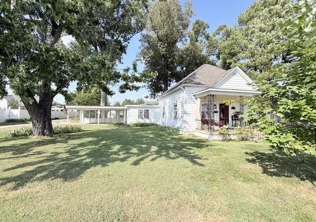 Photo 3 of Single family home for sale at 1300 Grant St, Eldorado, IL 62930 | MLS# 12760138 | Listing updated on 2026-10-21