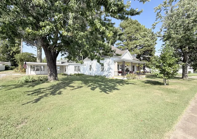 Photo 4 of Single family home for sale at 1300 Grant St, Eldorado, IL 62930 | MLS# 12760138 | Listing updated on 2026-10-21