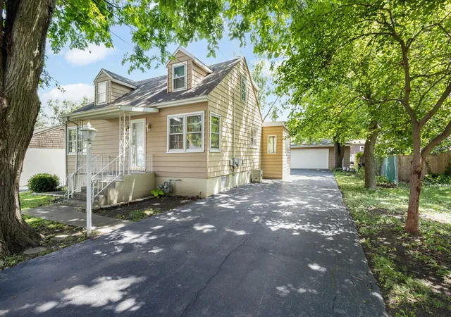 Photo 2 of Single family home for sale at 15735 Lavergne Ave, Oak Forest, IL 60452 | MLS# 12760155 | Listing updated on 2026-09-23