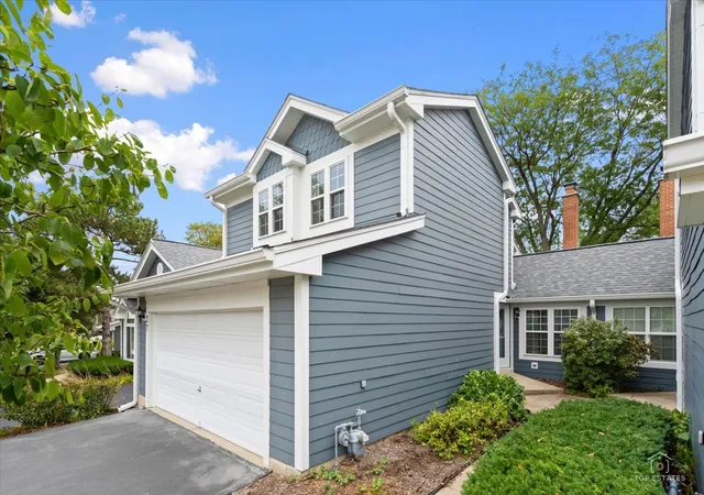 Photo 4 of Townhouse for sale at 27 Sarahs Grv Ln, Schaumburg, IL 60193 | MLS# 12760161 | Listing updated on 2026-09-23