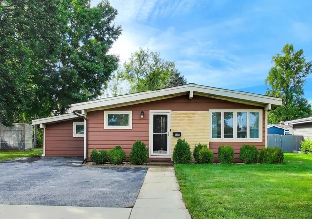 Single family home for sale at 15 E Jeffery Ave, Wheeling, IL 60090 | MLS# 12760186