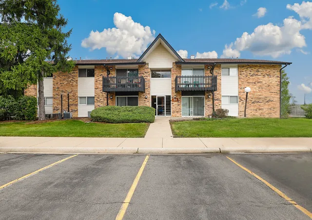 Condo for sale at 5 Kingery Quarter #5-104, Willowbrook, IL 60527 | MLS# 12760188