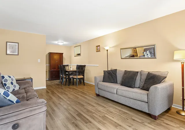 Listing Photo 4 - Condo for sale in building located at 5 Kingery Quarter, Willowbrook, IL 60527 - Unit #5-104