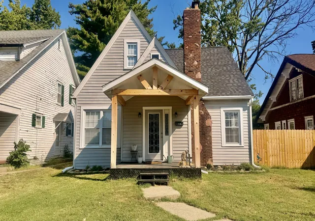 Photo 1 of Single family home for sale at 924 W Main St, Salem, IL 62881 | MLS# 12760190 | Listing updated on 2026-09-24